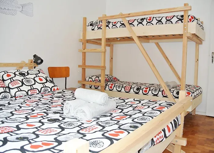 - & Dorms Хостел *