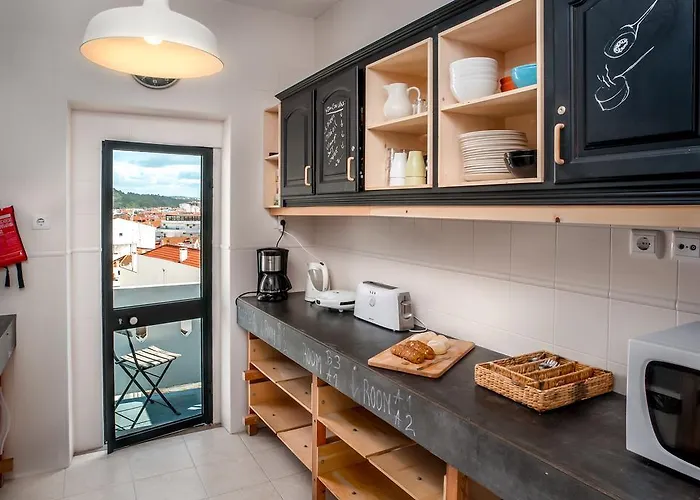 - & Dorms Назаре