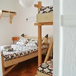 - & Dorms 旅馆
