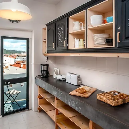 - & Dorms נאזרה